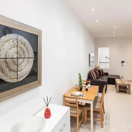 V86 A Minute From The Sea Sliema