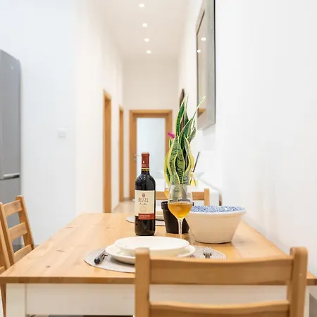 V86 A Minute From The Sea * Sliema