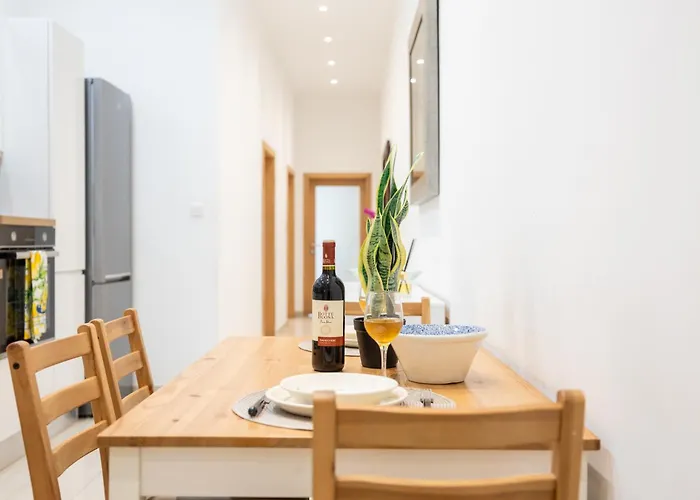 V86 A Minute From The Sea * Sliema