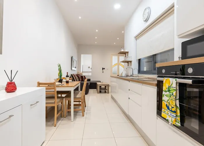 V86 A Minute From The Sea Daire