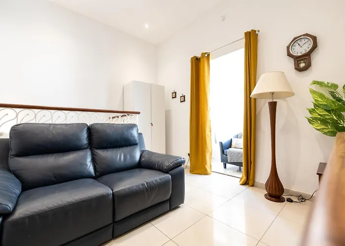 V86 A Minute From The Sea