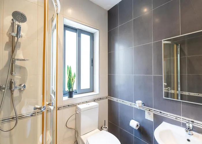 V86 A Minute From The Sea Daire Sliema