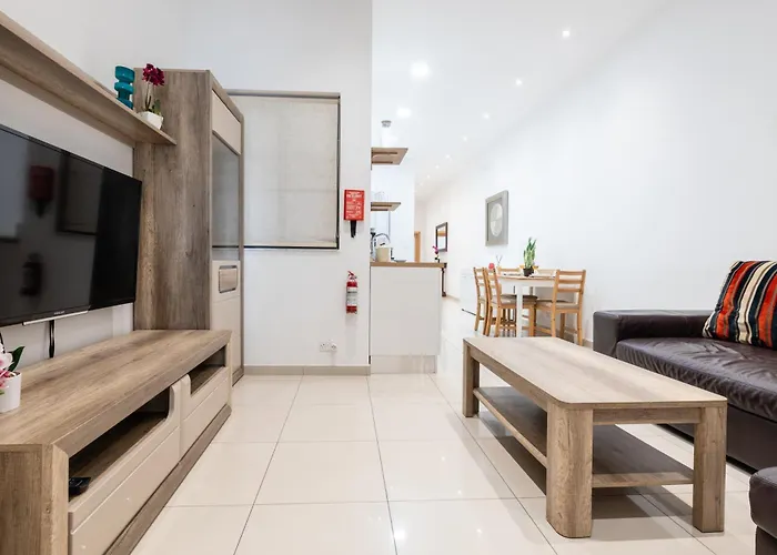 V86 A Minute From The Sea * Sliema